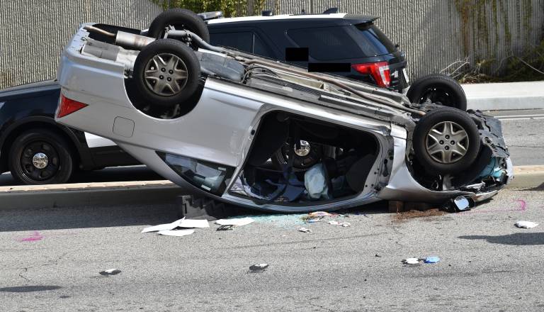 Mlada voznica na kranjskem prehitra: Zletela s ceste, nato avto pristal na strehi