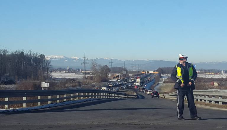 Gradec: Ko je izstopil iz taksija, mu je na tla padla pištola, policisti našli tudi nacistične knjige