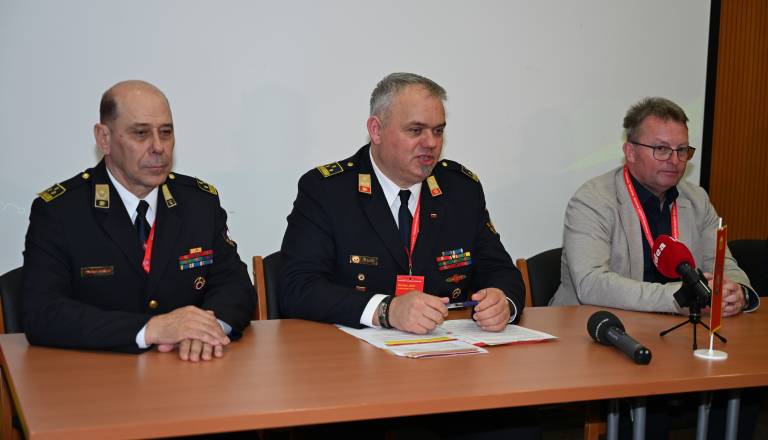 FOTO in VIDEO: Pomurski gasilci gostijo strokovno srečanje z mednarodno udeležbo, zbrane nagovoril tudi minister