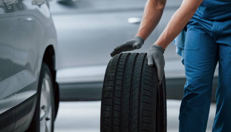 Zimske pnevmatike niso več obvezne, a ceste še vedno nevarne