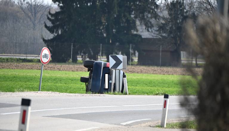 FOTO in VIDEO: V krožišču pri Čardi prišlo do prometne nesreče, avto končal na boku
