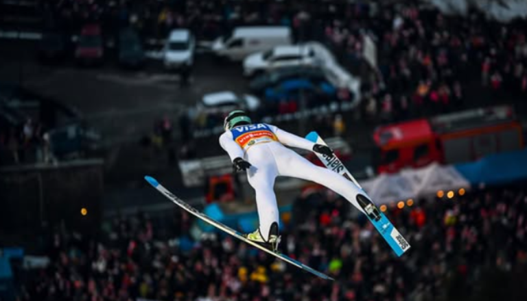 Slovenski skakalec tik pod vrhom: Lanišek izgubil zmago za 0,1 točke