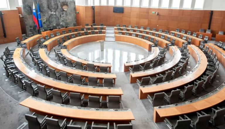 Politična slika zapletena, anketa kaže sedem strank v parlamentu