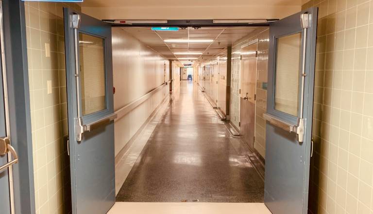 Alarm v bolnišnici: Moški policiji povedal, da je ustrelil zdravnika in medicinsko sestro