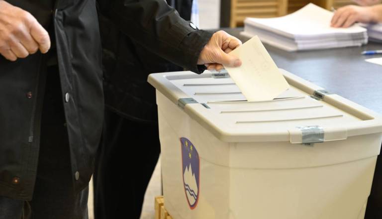 Ljubljanske okrajne volilne komisije soglasne za eno predčasno volišče: »Organizirati 14 volišč je nemogoče«