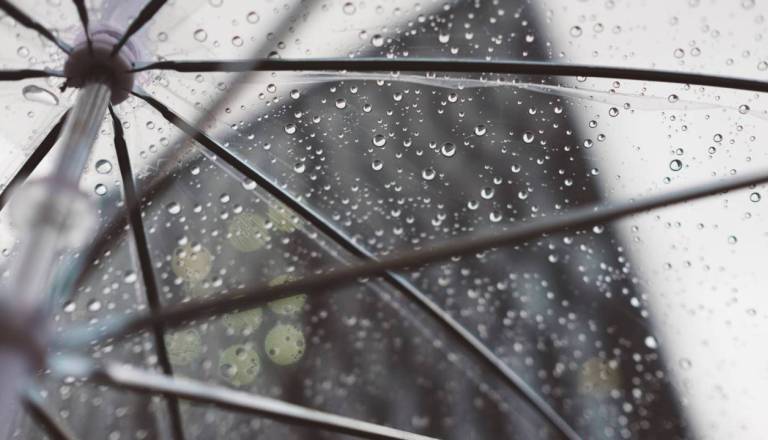 Po sončnem začetku dneva prihajajo padavine in nevihte, meja sneženja se bo spuščala