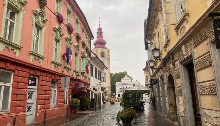 Prihajajo padavine, možne tudi nevihte. Meja sneženja se bo spuščala ...