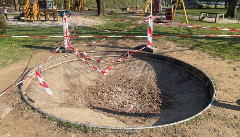 FOTO: Iz Mestnega parka na Ptuju izginil trampolin