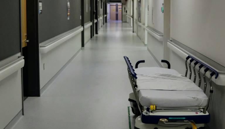 Drama: Moški policiji povedal, da je ustrelil zdravnika in medicinsko sestro