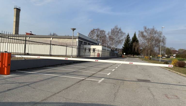 Parkirišče ob industrijskem kompleksu na Goričkem že z zapornicami