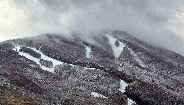 Po sončnem jutru prihajajo padavine in nevihte, Pohorje lahko pobeli sneg