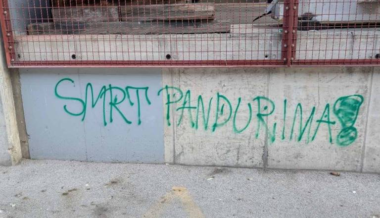 Jesenice žalostne zaradi grafitov na novi fasadi: »To je dediščina mesta«