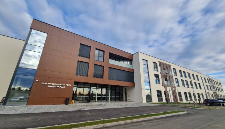 Dom upokojencev na Ptuju išče izvajalca za ureditev območja ob enoti Žabjak