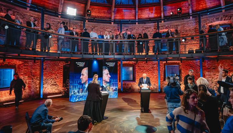 FOTO in VIDEO: Znani obrazi v prvih vrstah. Kdo vse je prišel na soočenje v Maribor