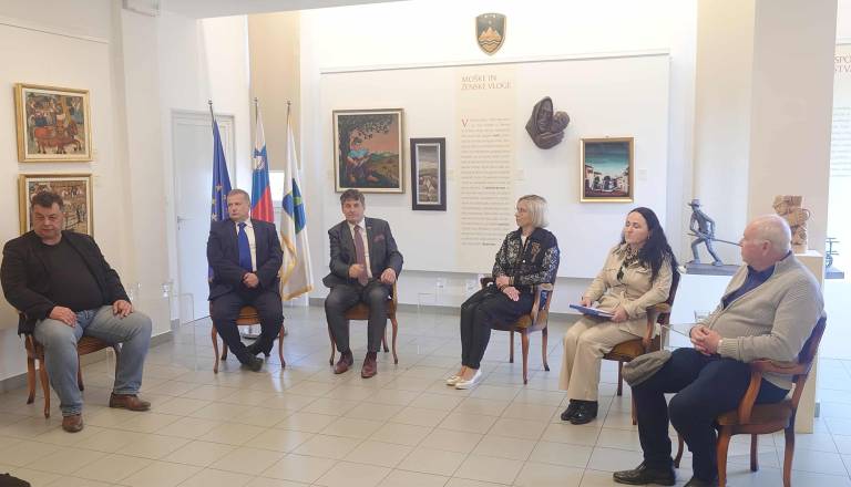 Minister Sajovic ob obisku Trebnjega: »Devet sveč Medvedjeka so imena, ki jih ne smemo pozabiti«