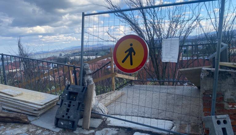 Še vedno zaprta pot na Ptujski grad. Zakaj se je sanacija podpornega zidu zavlekla?