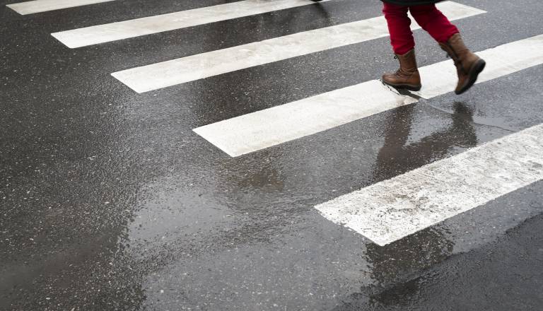 Voznik na prehodu zbil peško in pobegnil