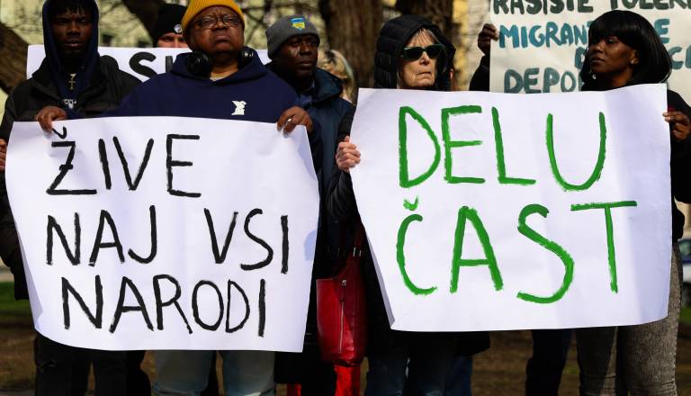 FOTO in VIDEO: Na treh točkah v centru zamaskiranci čakajo na migrante in jih brutalno pretepejo