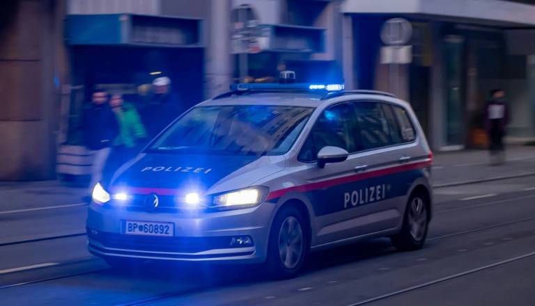 V Avstriji odmeva posilstvo 16‑letnice, osumljenega Sirca prijeli v Gradcu, drugi na begu