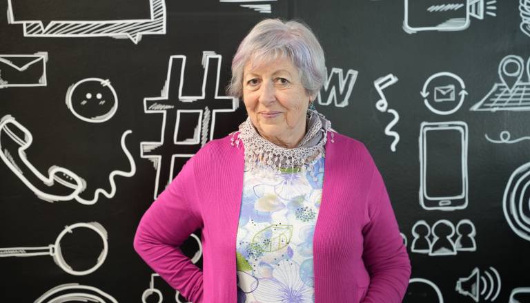 VIDEO: Da bi bolje razumela slepe, je več dni preživela z zavezanimi očmi: Slepota ni črna, je pisana