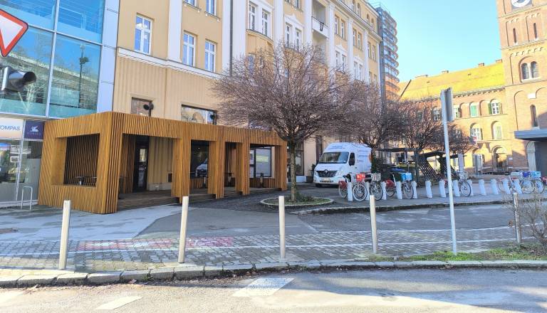 Terasa v mestu razburja Mariborčane, občina razkriva: Dovoljenja ni, ukrepala bo inšpekcija