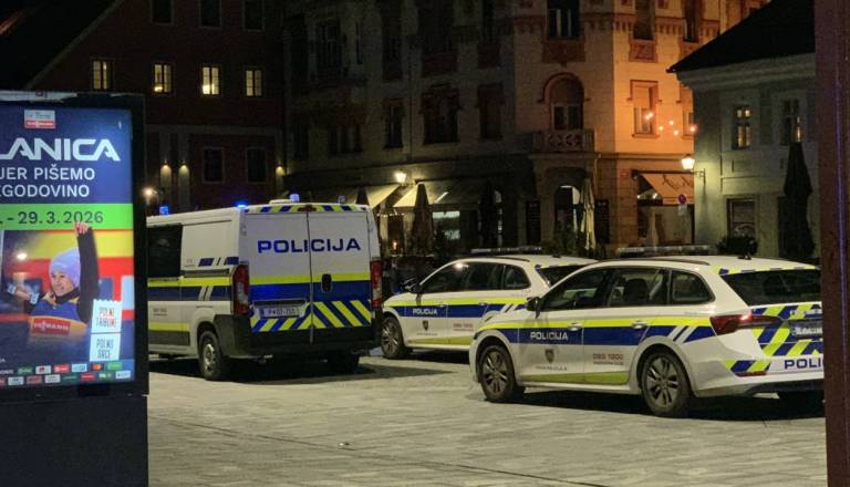 V središču mesta zapele pesti: Ena oseba končala v bolnišnici, dva pridržana