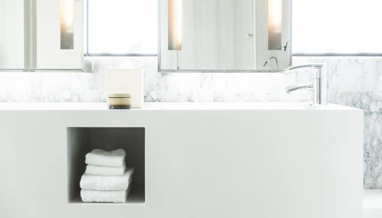 Pet nasvetov za brezčasno kopalnico 