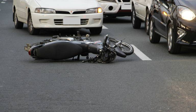 Z mopedom na zadnje kolo, potem pa še v prehitevanje in naravnost v pešca