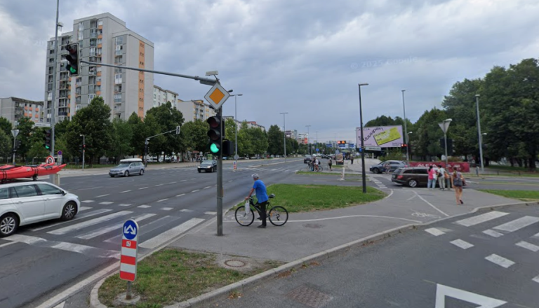 Vozniki opozarjajo na nevarno križišče v Šiški, občina miri