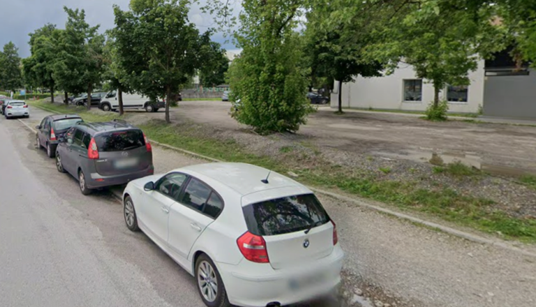 Nevaren pločnik na Litostrojski, pešci hodijo kar po cesti