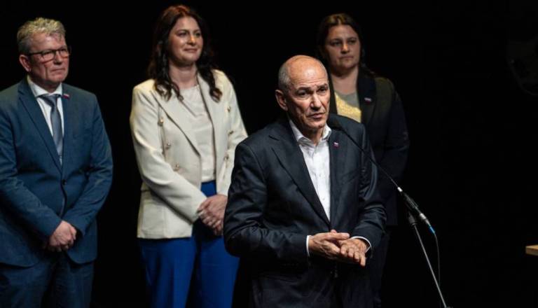 Janez Janša potrdil srečanje s predstavnikom podjetja Black Cube, a ...