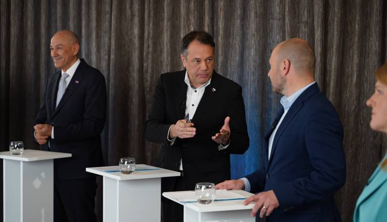 VIDEO: Umetna inteligenca deli politike, med priložnostjo za razvoj in opozorili o vplivu na mlade