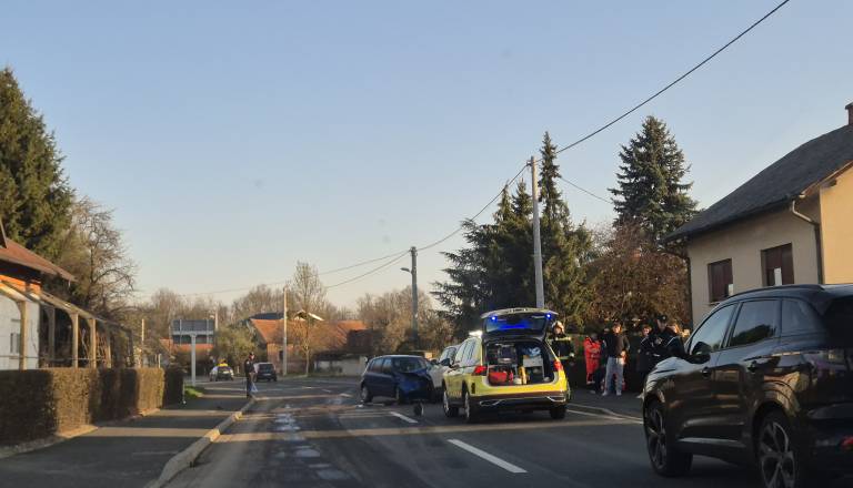 FOTO: Čelno trčenje v Črenšovcih, promet oviran