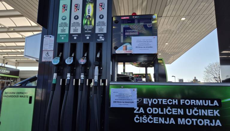FOTO: Na bencinskih servisih po Pomurju omejili količino goriva: »Žalostno, kam smo prišli«