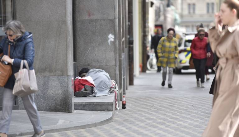 Šokantno stanje v centru mesta: Brezdomci bivajo pred trgovinami, občina razkriva svoje načrte