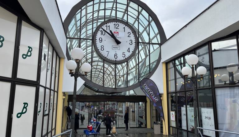 Prepoznavna ura na mariborski avtobusni postaji zasijala v novi podobi