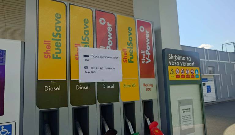 FOTO: Preverili smo stanje novomeških bencinskih črpalk, nekatere imajo omejitve in zmanjšano število točilk
