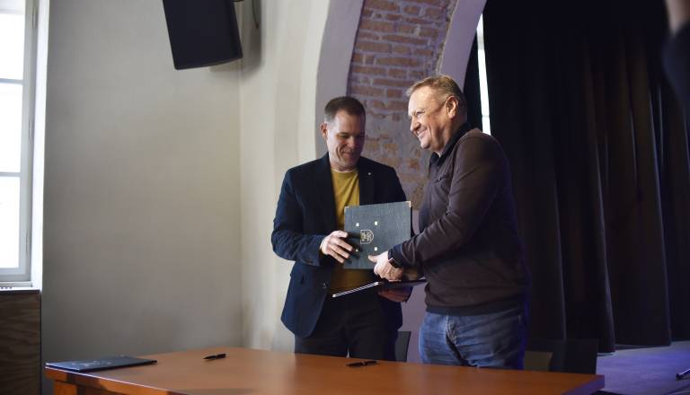 VIDEO: Ljubljana pospešuje v zeleno prihodnost: Podpisana 20-letna pogodba za električna vozila