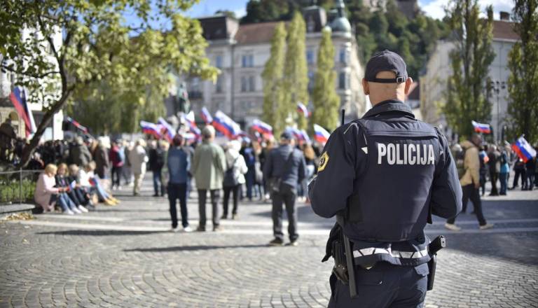 Policija nam je odgovorila o napadih zamaskirancev na migrante v centru: »‘Vaške straže’ niso dobrodošle«