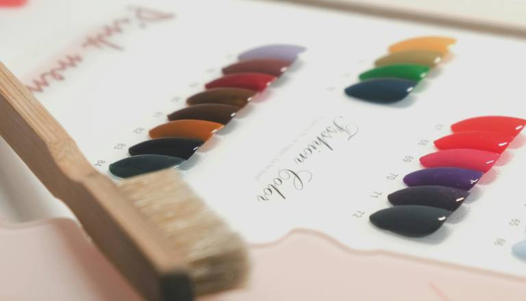 25-letnici zaradi ukradenih nohtov za tri evre grozi do deset let zapora