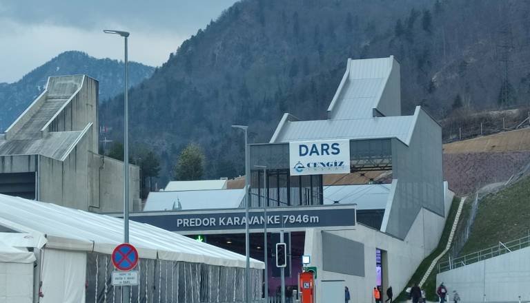 Poglejte, kako izgleda nova cev predora Karavanke: Včeraj v njej priredili laser šov