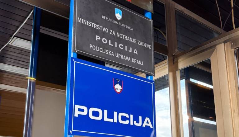 Drzna tatvina pri Žirovnici: Pod pretvezo prodaje prtov ogoljufal starejši osebi in odnesel 3.400 evrov