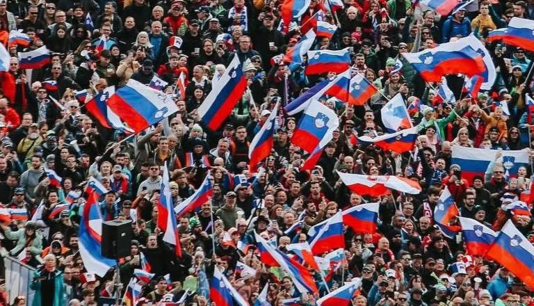 Gneča v Planici: Parkirišča omejena, organizatorji pozivajo k uporabi avtobusov in vlakov