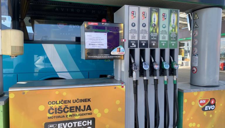 FOTO: Omejitev točenja goriva tudi na Ptuju, dva otoka zaprta