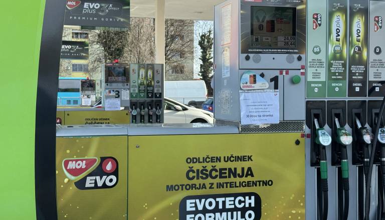 FOTO: Omejitve tudi v Mariboru, ponekod le 30 litrov goriva. Preverite, na katerih črpalkah