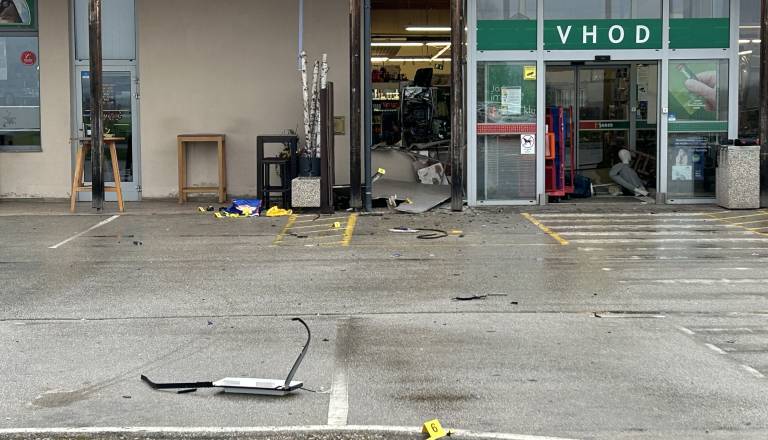 Neznanca na Štajerskem ukradla vozilo, razstrelila bankomat pri trgovini in pobegnila
