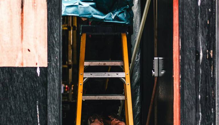 Na Štajerskem delovna nesreče, delavec hudo poškodovan pri delu na strehi