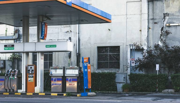 Naši sosedje znižali cene pogonskih goriv