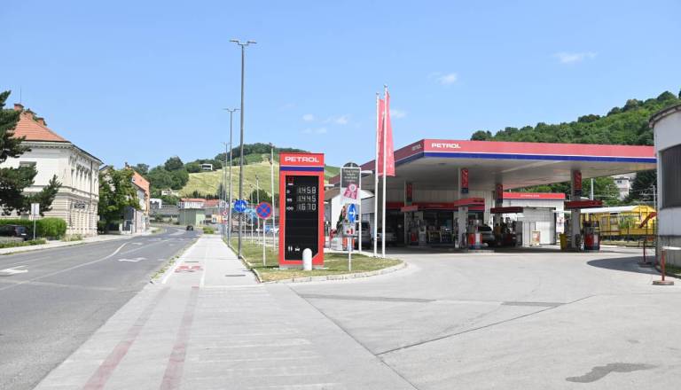 Tudi Petrol omejil točenje goriva, lahko pride celo do pomanjkanja 