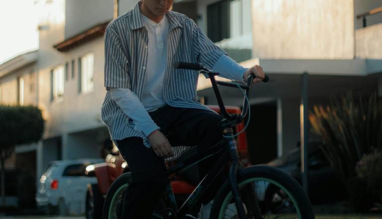 Divjanje med avtomobili? Na Jesenicah naj bi skupina otrok poškodovala vozilo